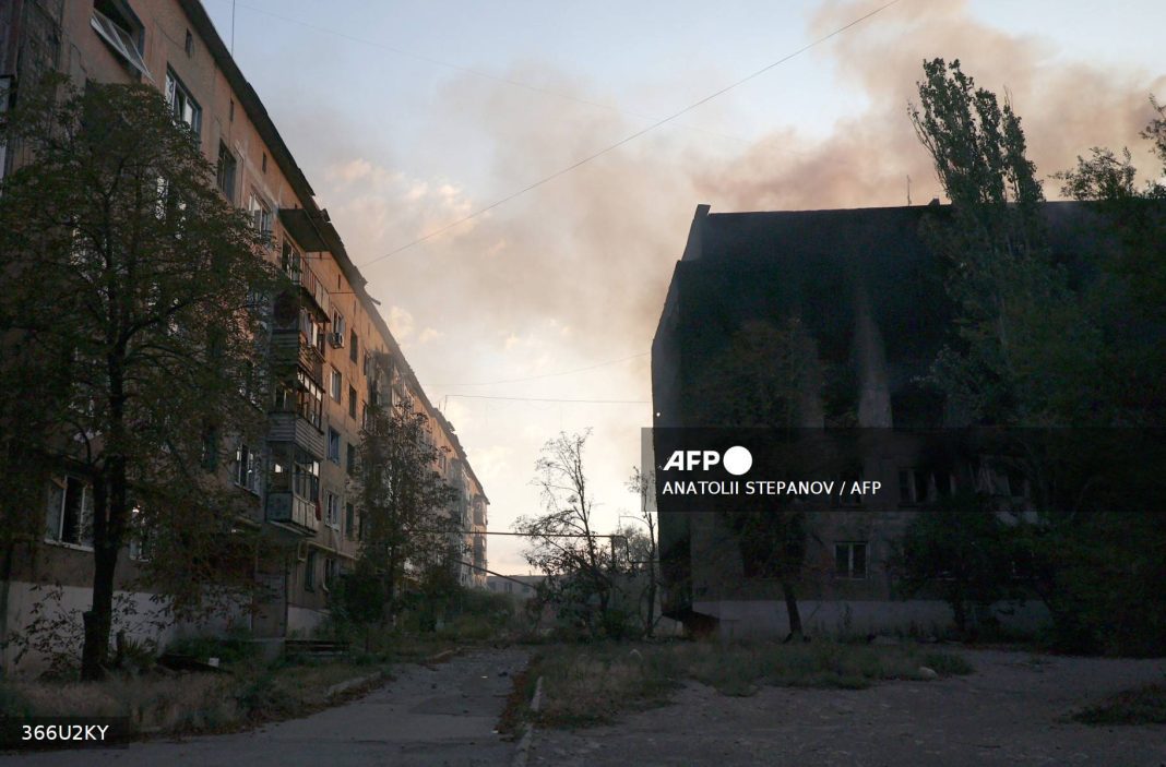 UKRAINE-RUSSIA-WAR-CONFLICT This photograph shows an apartment building burning after shelling in the town of Toretsk, Donetsk region, on July 29, 2024, amid the Russian invasion in Ukraine. (Photo by Anatolii STEPANOV / AFP)